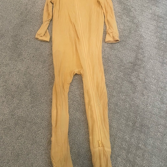 Kyte Baby dual zipper footie pajamas. Marigold color. 18-24 months. - Picture 2 of 4